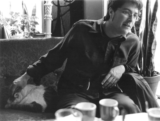 the_cat_belonged_to_the_cafe